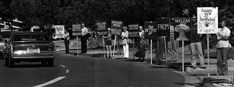 File:Human-billboards-at-Livermore-Labs-against-Nuclear-Weapons-and-testing.jpg