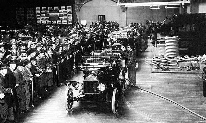 Ford-assembly-line-in-Palace-of-Transportation---4400-cars-were-made-during-PPIE.jpg