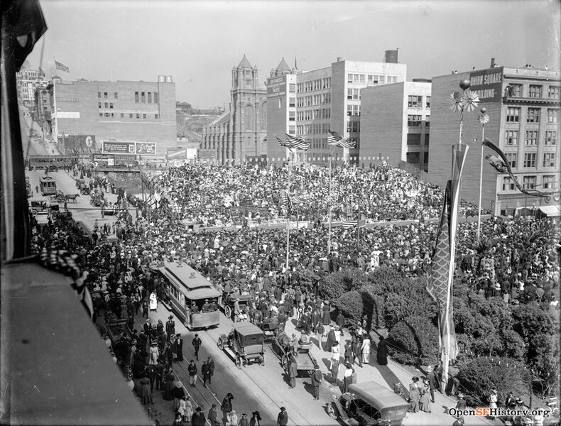 File:Portola Festival 1909 Elevated view northeast over Union Square from St. Francis Hotel-- Crowds assembled for Portola Festival opensfhistory wnp15.1115.jpg