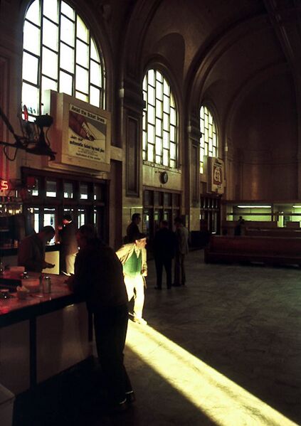 File:3interior-vertical-SP-station-at-3rd-and-Townsend-c-1960s.jpg