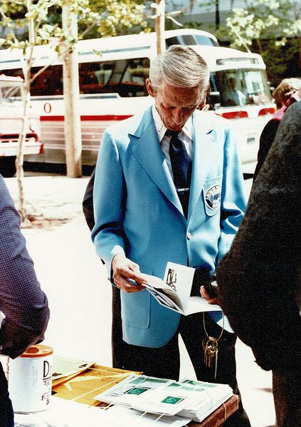 File:Security-guy-reading-PW-1-at-Market-and-Montgomery-Crocker-Plaza-April-1981.jpg