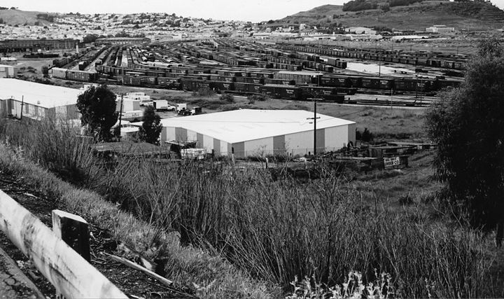 The Bayshore yard in 1983, with train traffic. Courtesy Reg McGovern. bayshore-yard-info 10-1983 regmcgovern.jpg