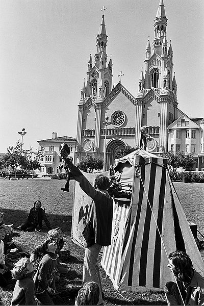 File:Free-city-puppets-in-Wash-Sq-upraised-vertical 0610 Chuck-Gould.jpg