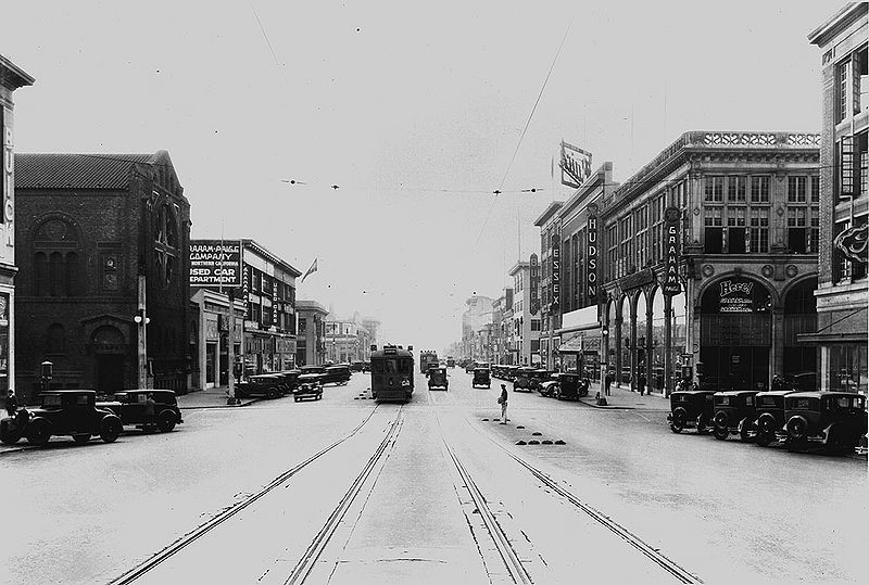 File:Van-Ness-south-from-Sacramento-Auto-Row-1930 72dpi.jpg
