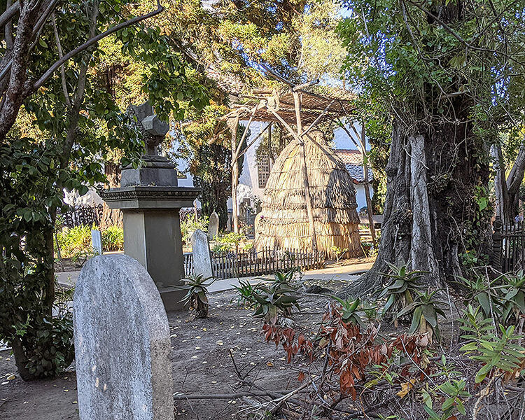 File:Ohlone-hut-in-cemetery 20210913 003242145.jpg