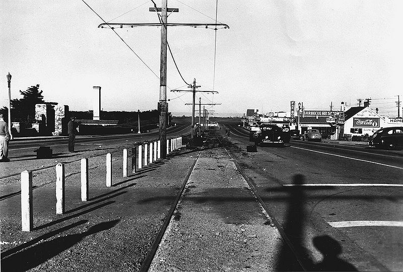 File:Sloat-Bl-d-looking-west-at-45th-Ave-Fleishhacker-Zoo-at-left-1942-SFPL.jpg