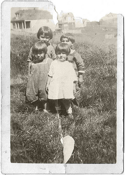 File:1924-or-1925-Virginia-Zarosi-and-Ruth-Eshow-Pauline-Zarosi-and-Anita-Eshow-in-great-lot.jpg